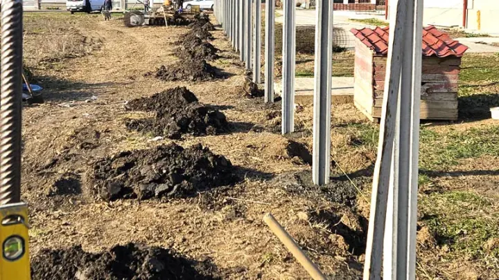 Zaunmontage: Aushub und Betonsteher auf dem Grundstück