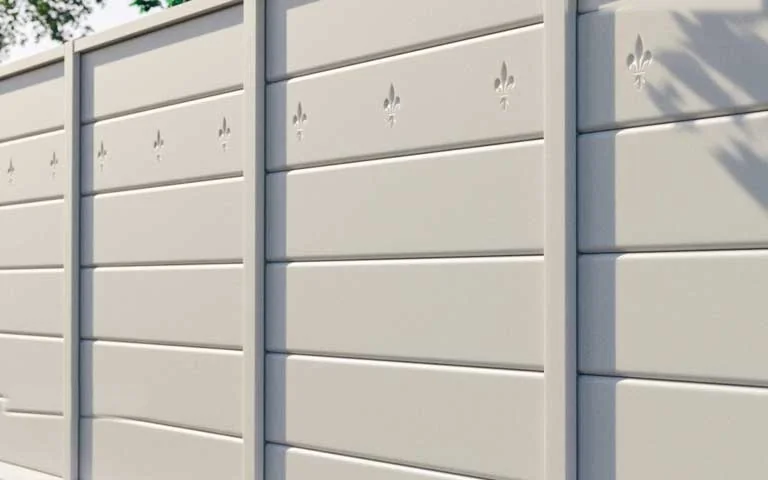 Betonzaun mit horizontalen Zaunplatten und einer Reihe Lilien im Relief
