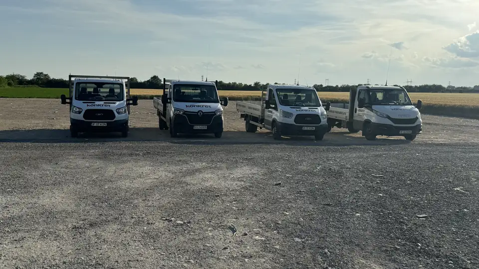 Die vier Pritschen-Lkw von Konkret Line — der eigene Transport für die Lieferungen