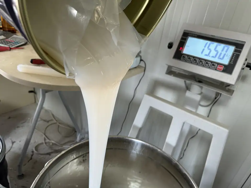 Gießen einer neuen Plattenform auf einem Rütteltisch