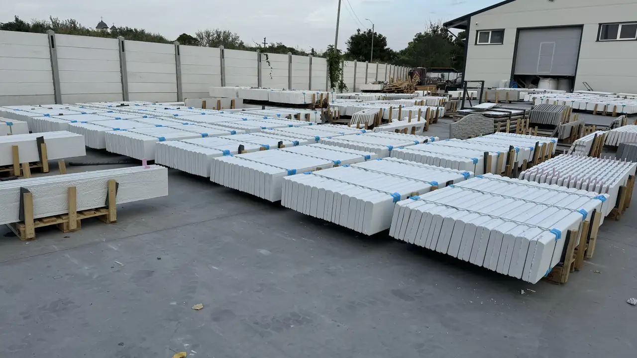 Reihen von Paletten mit weißen Betonplatten im Werkshof