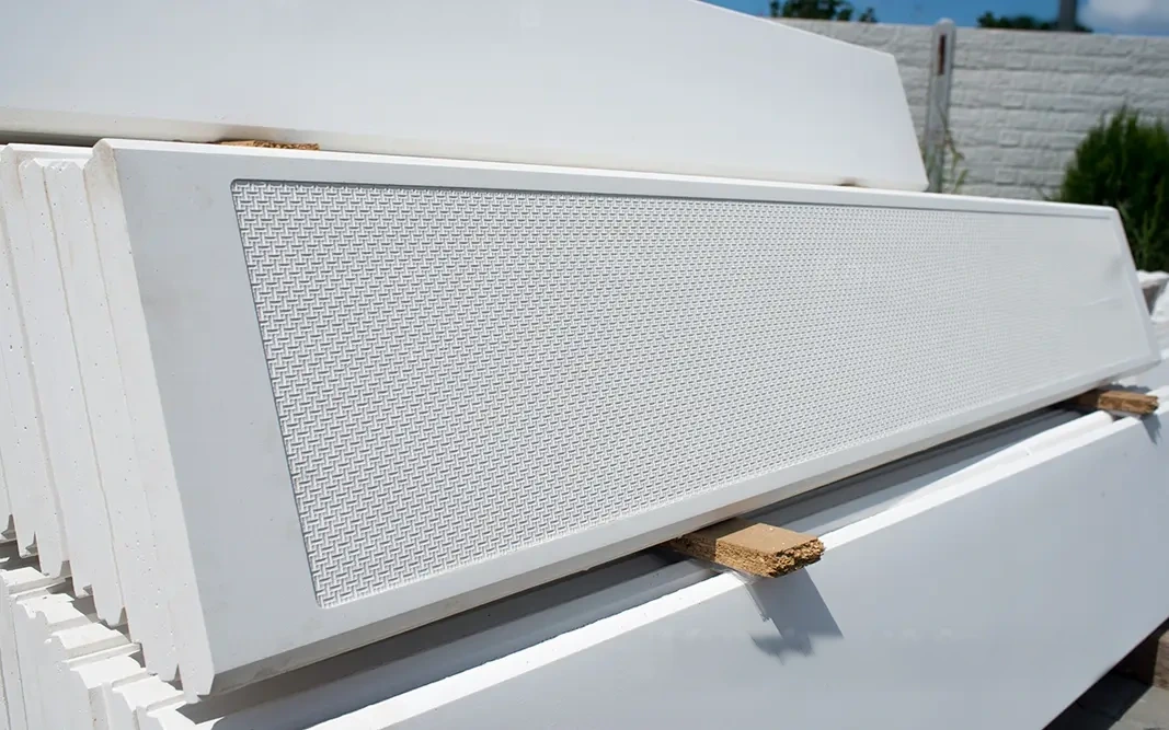 Weiße Betonplatten mit feinem Relief, übereinander gestapelt